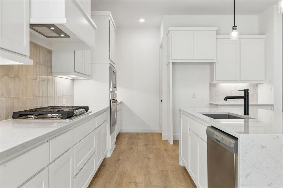 Our Royale plan pairs beautiful finishes with functional design to create your dream kitchen!