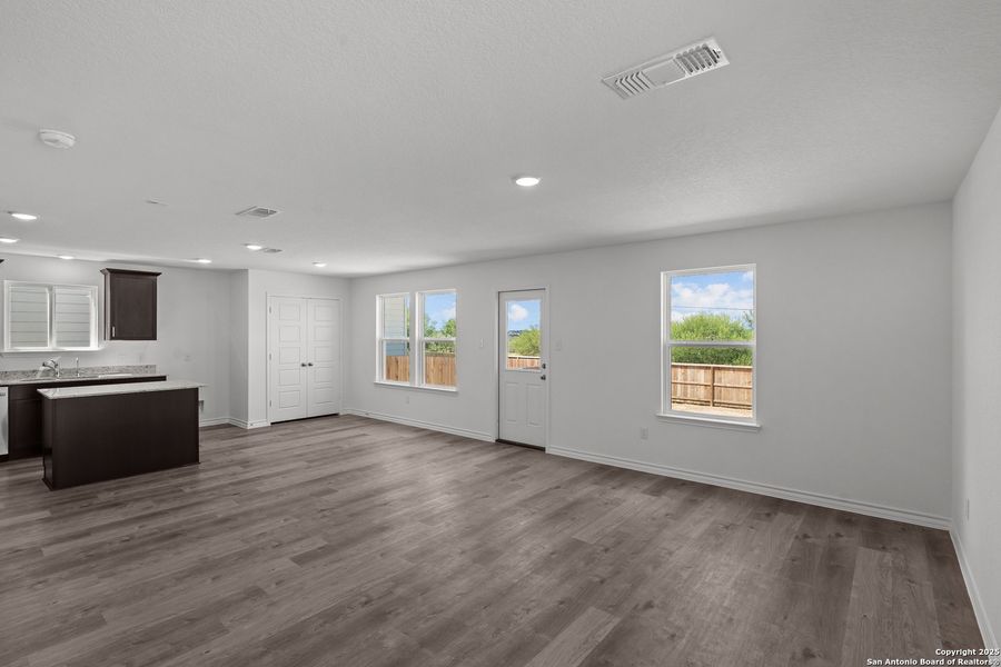 Spacious, unfurnished interior of a new home in Lily Springs, Seguin (Image 28).