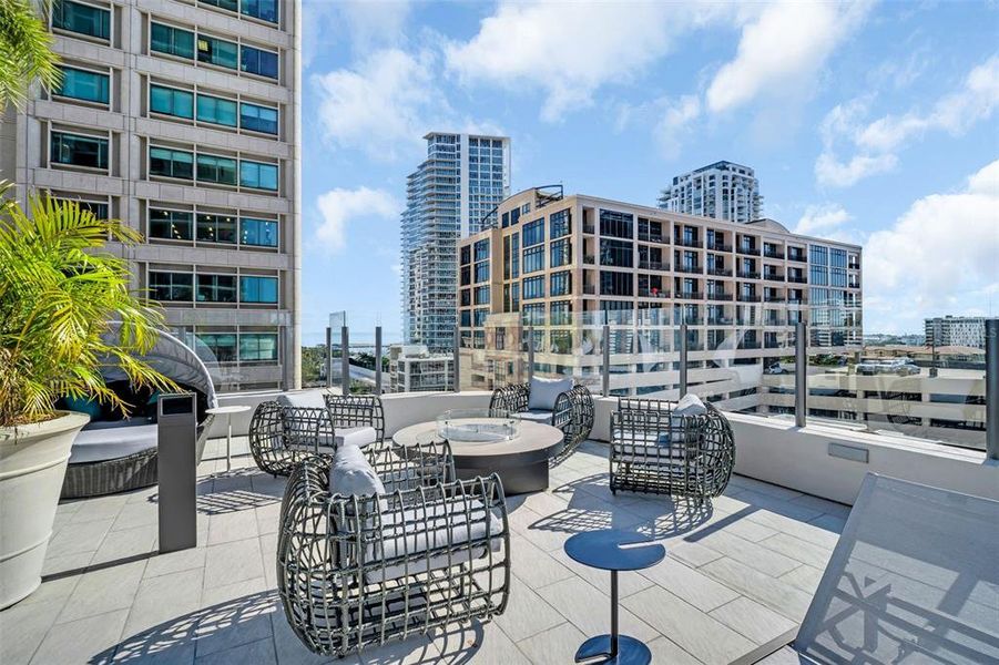 Condo located in St. Petersburg, FL showcasing its design and architecture (Image 46).