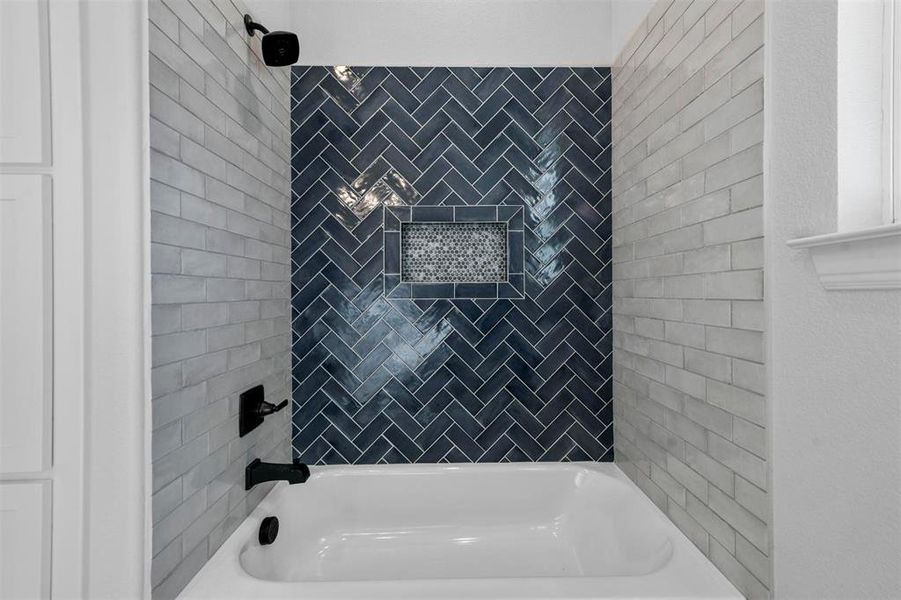 Bathroom with tiled shower / bath combo