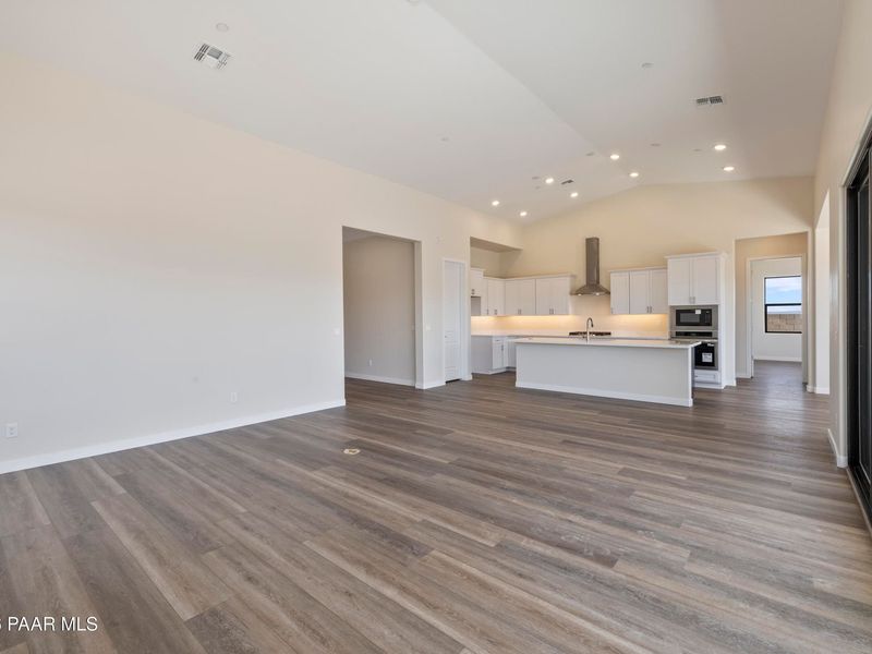 Spacious, unfurnished interior of a new home in Hidden Hills, Prescott (Image 20).