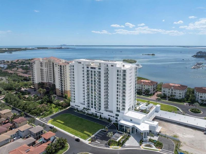Condo located in Tampa, FL showcasing its design and architecture (Image 4).
