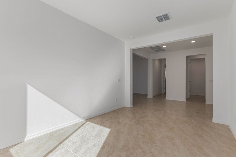 Spacious, unfurnished interior of a new home in Bella Vista Farms, San Tan Valley (Image 14).