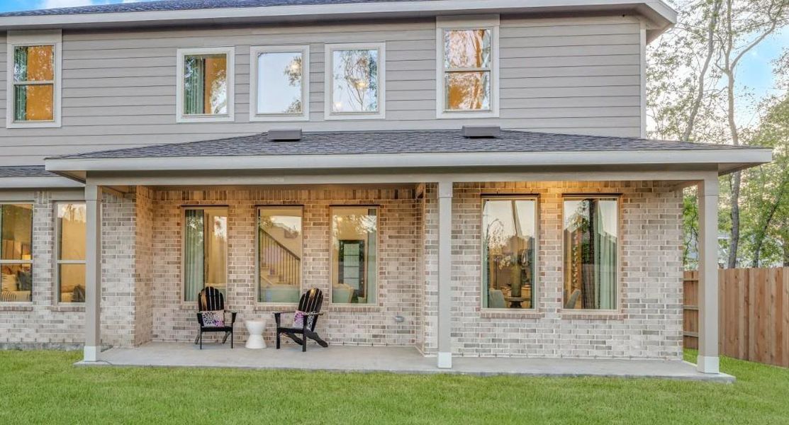 Exterior details and patio area of a home in Samara, League City (Image 2).