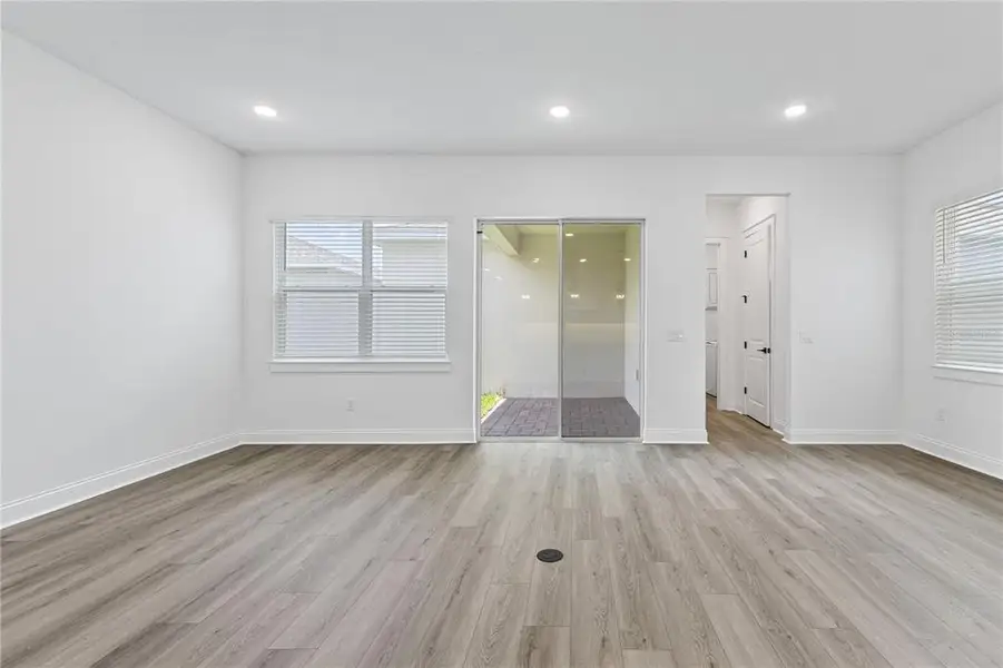 Spacious, unfurnished interior of a new home in Osprey Ranch, Winter Garden (Image 32).