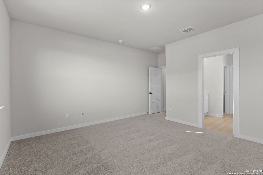 Spacious, unfurnished interior of a new home in Cinco Lakes, San Antonio (Image 22).