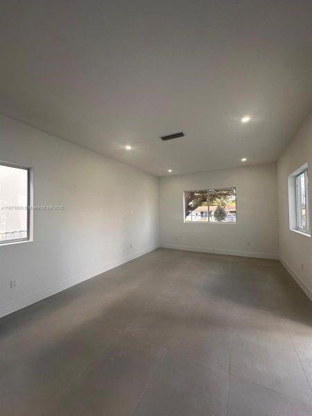 Spacious, unfurnished interior of a new home in , Fort Lauderdale (Image 15).