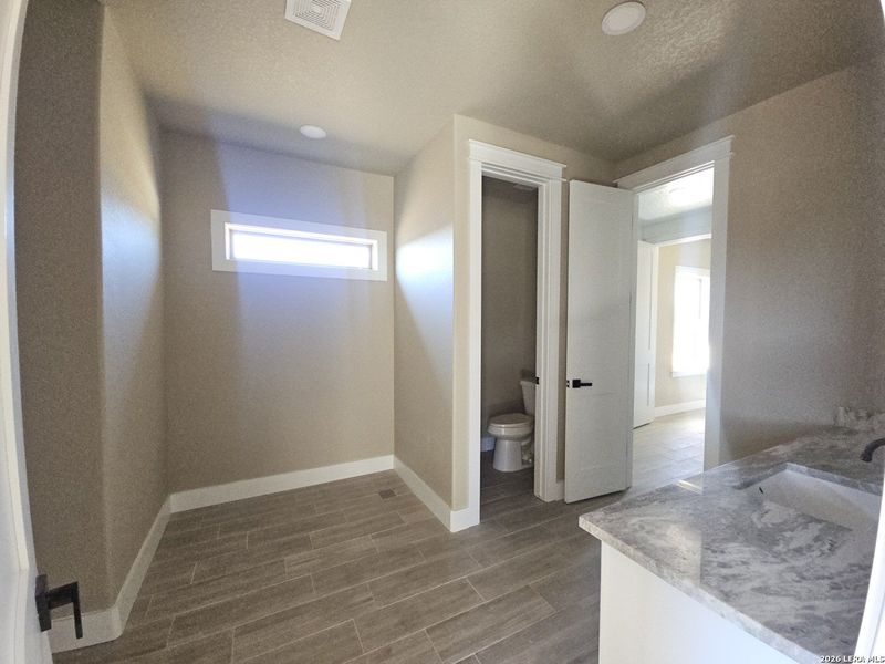 Spacious, unfurnished interior of a new home in , Bandera (Image 19).