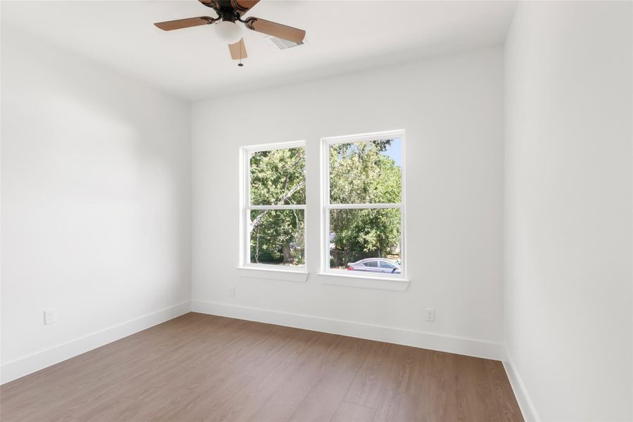 Secondary bedroom.
