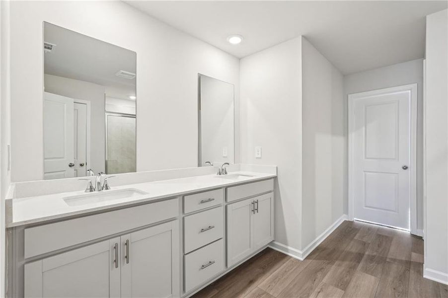 Furnished interior view inside a new home in Ivey Township, Dallas (Image 12).