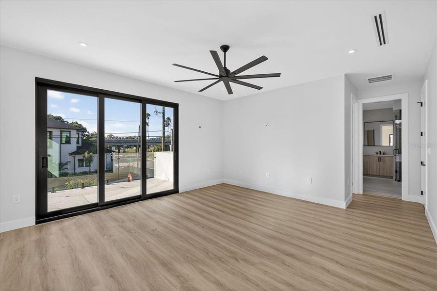 Spacious, unfurnished interior of a new home in , Tampa (Image 46).