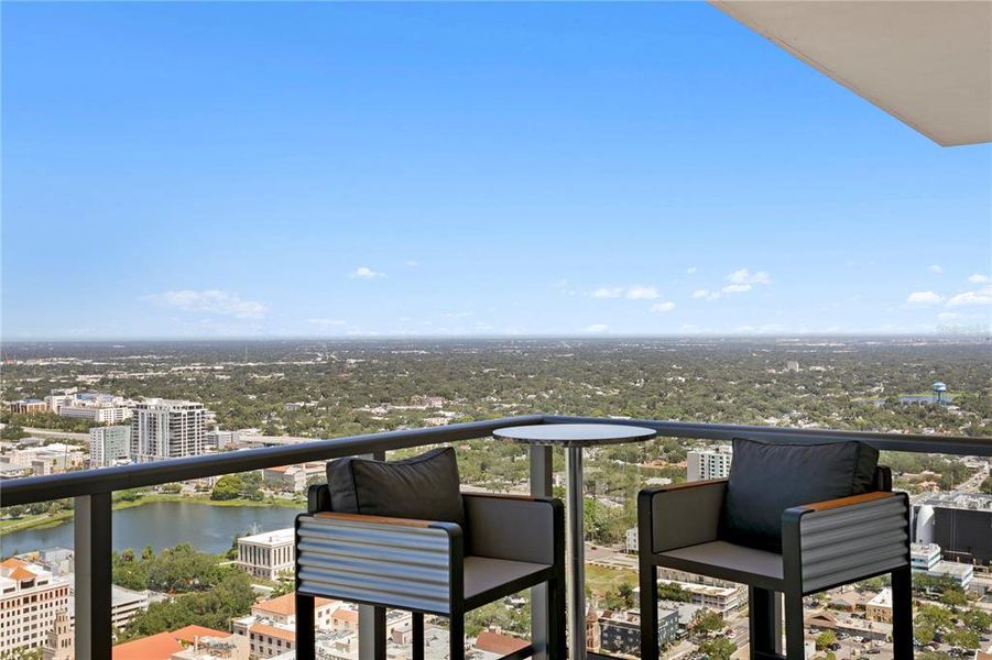 Condo located in St. Petersburg, FL showcasing its design and architecture (Image 27).