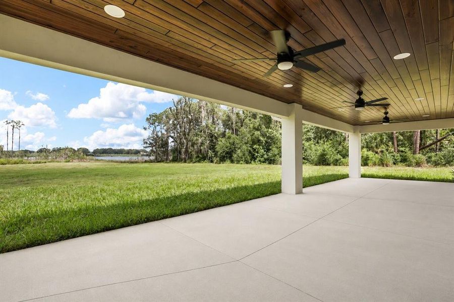 Exterior details and patio area of a home in , Umatilla (Image 4).