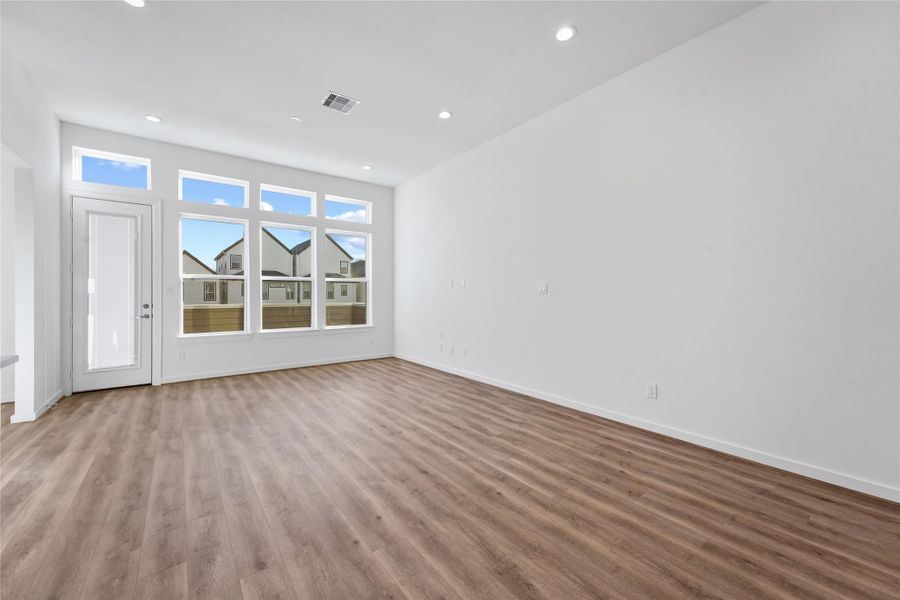 Spacious, unfurnished interior of a new home in Highland Commons, Houston (Image 9).