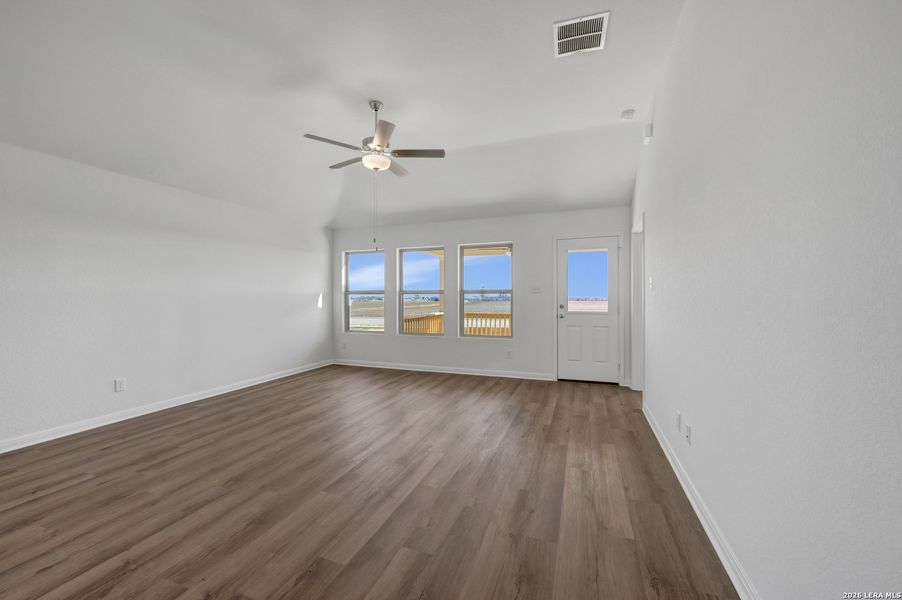 Spacious, unfurnished interior of a new home in Greenspoint Heights, Seguin (Image 40).