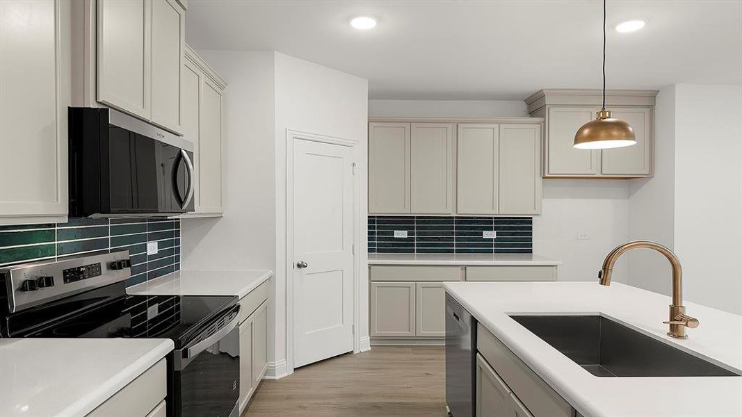 11. 1733 Edgeway - Kitchen (4)