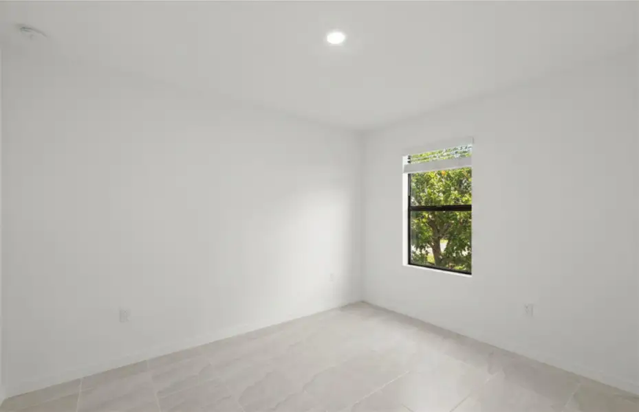 Spacious, unfurnished interior of a new home in Whispering Lakes, Lehigh Acres (Image 14).