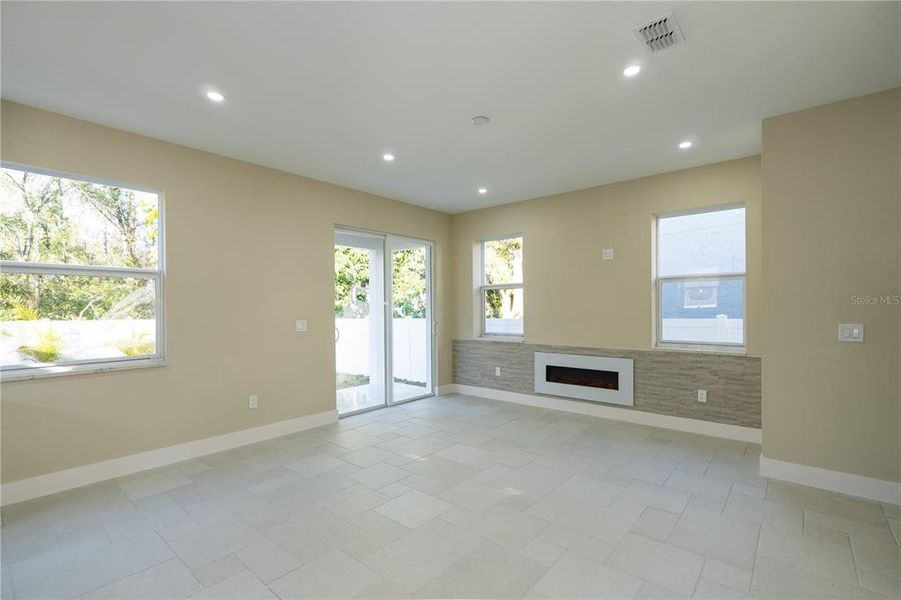 Spacious, unfurnished interior of a new home in , Tampa (Image 28).