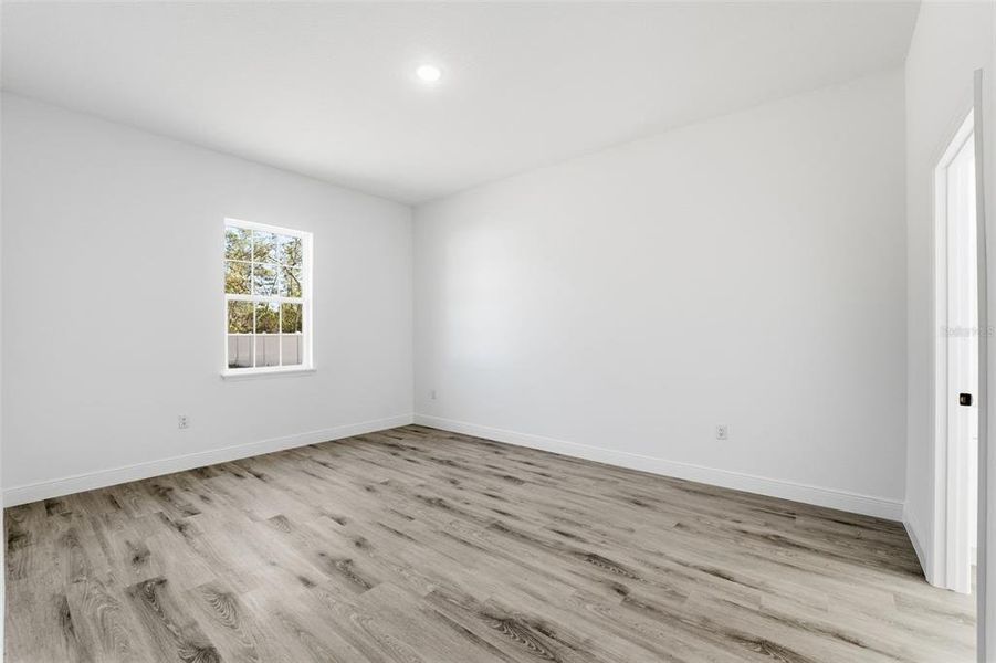 Spacious, unfurnished interior of a new home in , Ocala (Image 27).