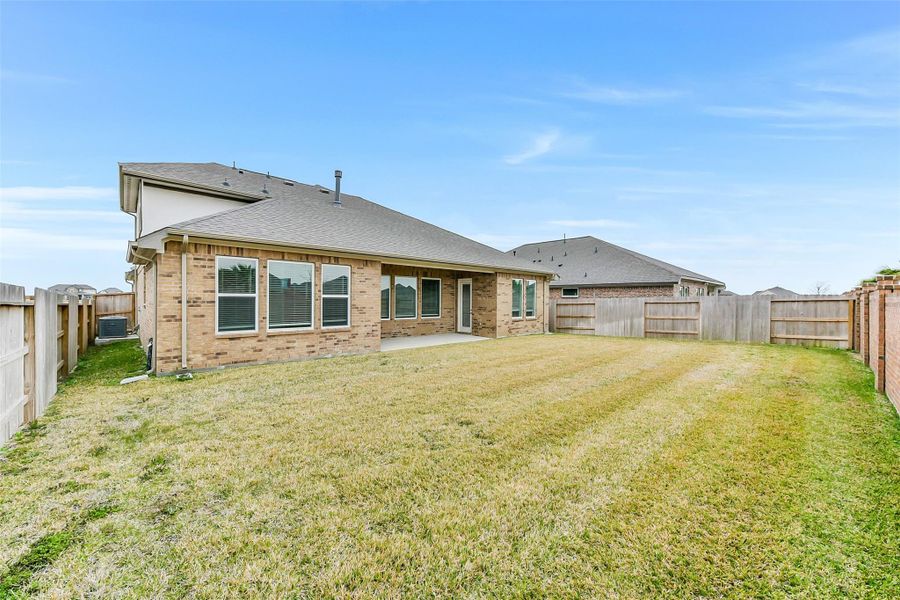Exterior details and patio area of a home in , Texas City (Image 21).