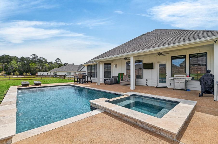 Spot-style pool & spa, great for entertaining.