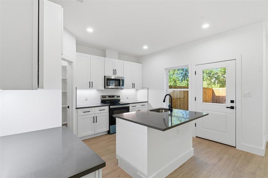 Furnished interior view inside a new home in , Grand Prairie (Image 9).