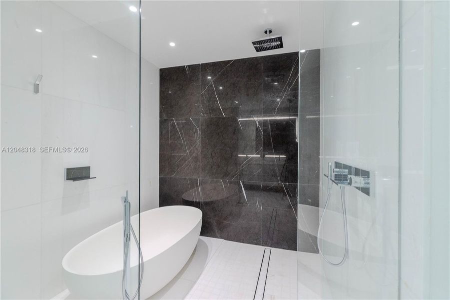 Primary Shower / Tub Primary Shower / Tub