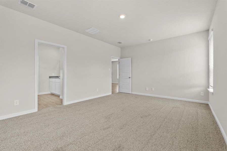 Spacious, unfurnished interior of a new home in Saratoga, Granbury (Image 20).