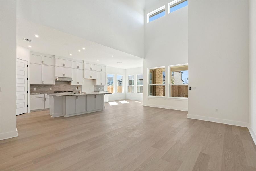Spacious, unfurnished interior of a new home in Persimmon, Buda (Image 13).
