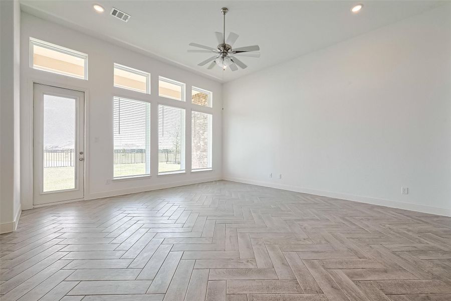 Spacious, unfurnished interior of a new home in Lago Mar, Texas City (Image 39).