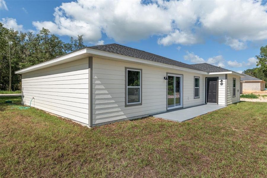 Exterior details and patio area of a home in , Dunnellon (Image 3).