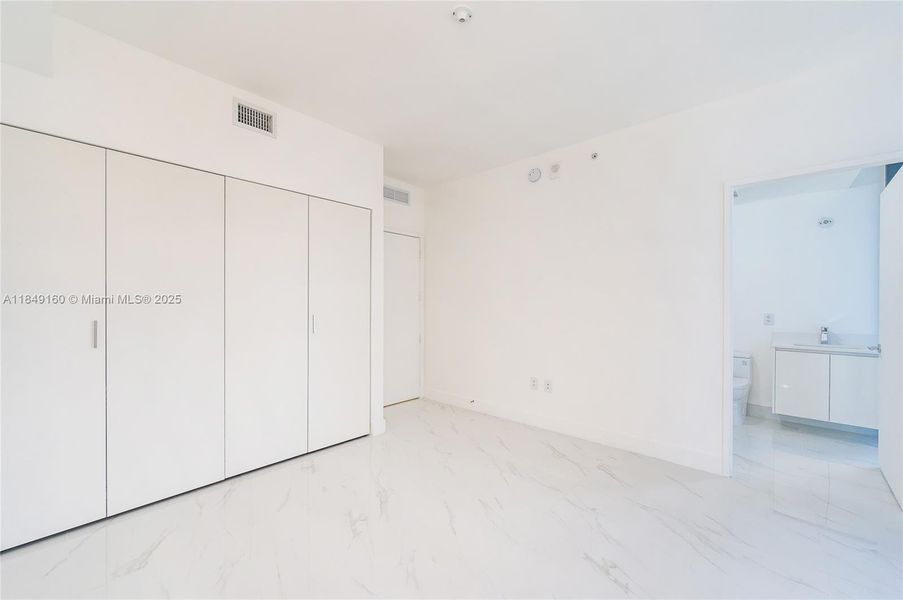 Spacious, unfurnished interior of a new home in Aria Reserve, Miami (Image 27).