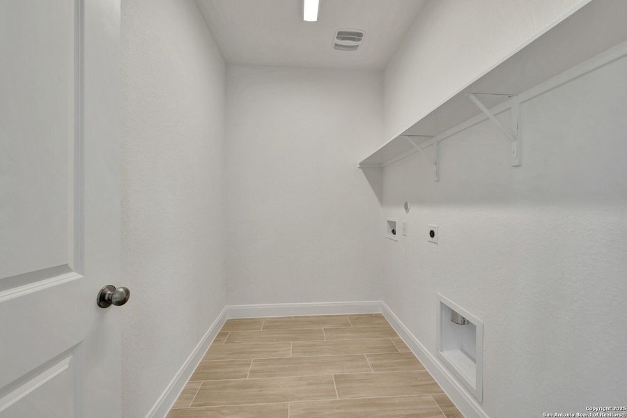 Spacious, unfurnished interior of a new home in Preserve at Annabelle Ranch, San Antonio (Image 27).