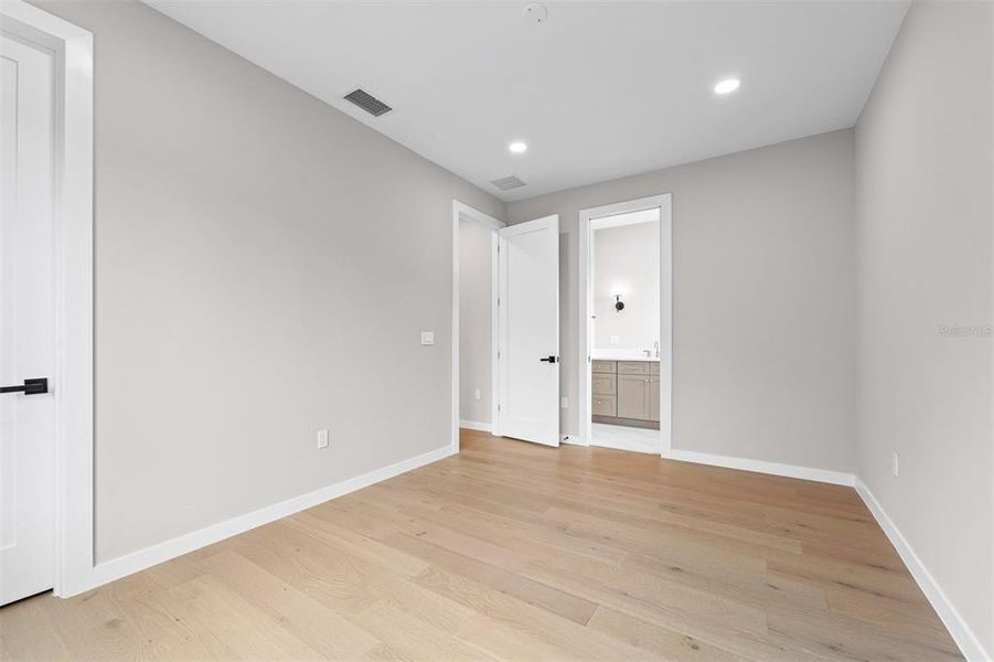 Spacious, unfurnished interior of a new home in , Orlando (Image 51).