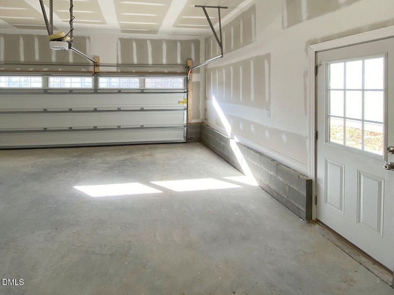 LV18 Garage with side door LV18 Garage with side door