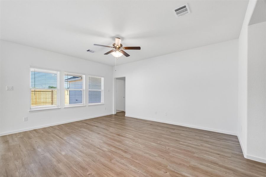 Spacious, unfurnished interior of a new home in Rollingbrook Estates, Baytown (Image 28). Spacious, unfurnished interior of a new home in Rollingbrook Estates, Baytown (Image 28).