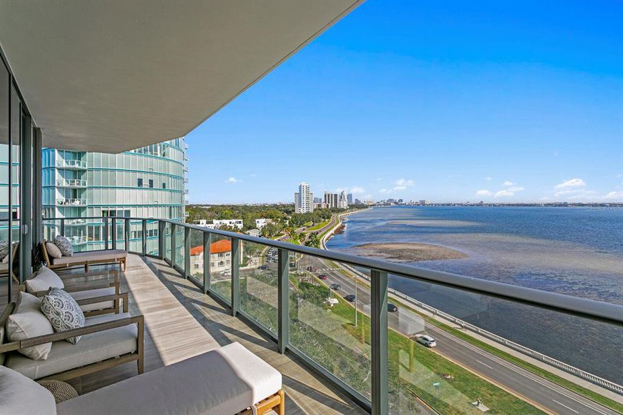 Condo located in Tampa, FL showcasing its design and architecture (Image 25).