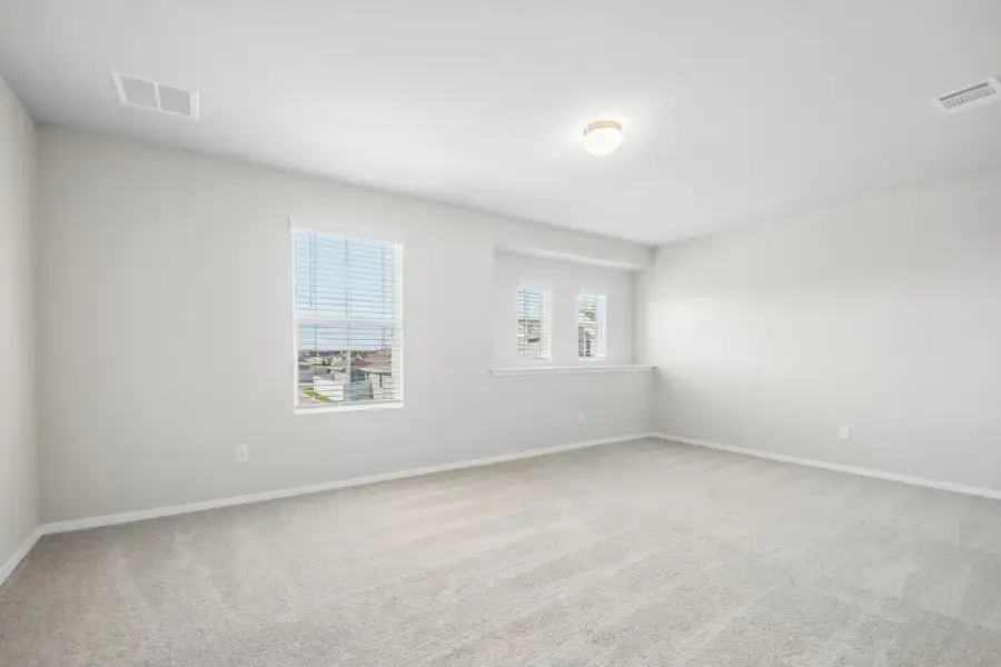 Spacious, unfurnished interior of a new home in Harvest Ridge, Elgin (Image 25).