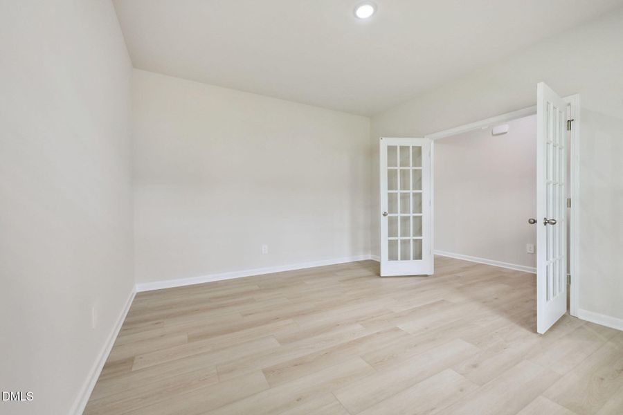 17-web-or-mls-Oak Manor - Raleigh - 716