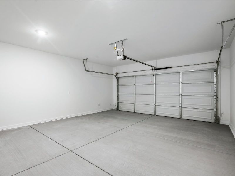 Spacious, unfurnished interior of a new home in Entrada Del Toro, Sahuarita (Image 14).