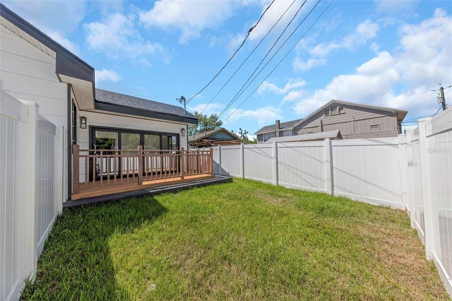 Exterior details and patio area of a home in , St. Petersburg (Image 41).
