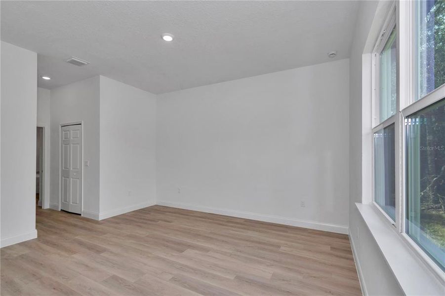 Spacious, unfurnished interior of a new home in , Citrus Springs (Image 44).