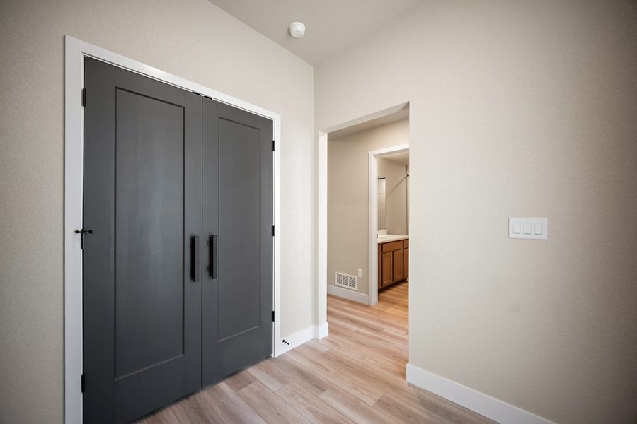 Spacious, unfurnished interior of a new home in Pony Park, Colorado Springs (Image 14).