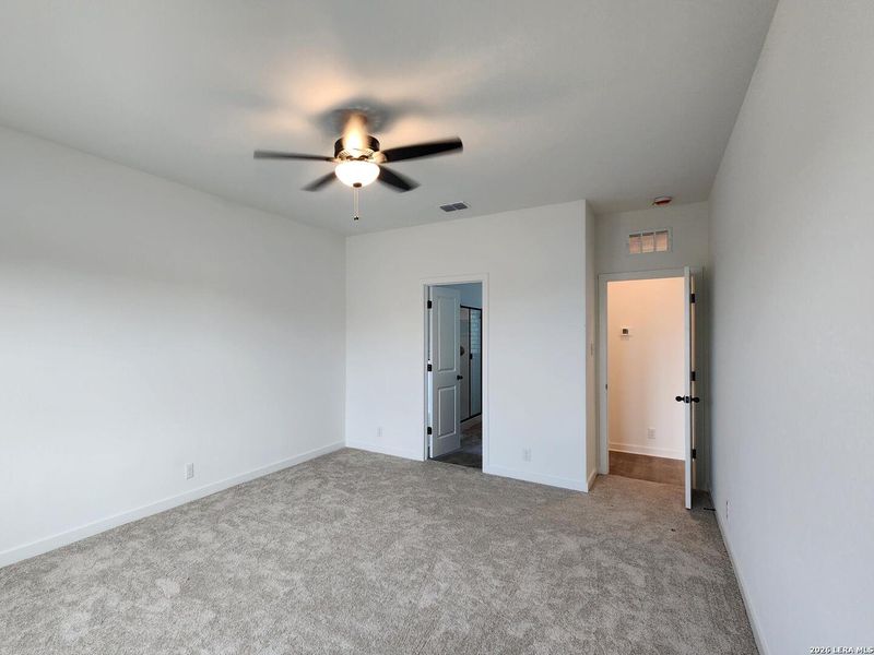 Spacious, unfurnished interior of a new home in Nopal Valley, San Antonio (Image 14).