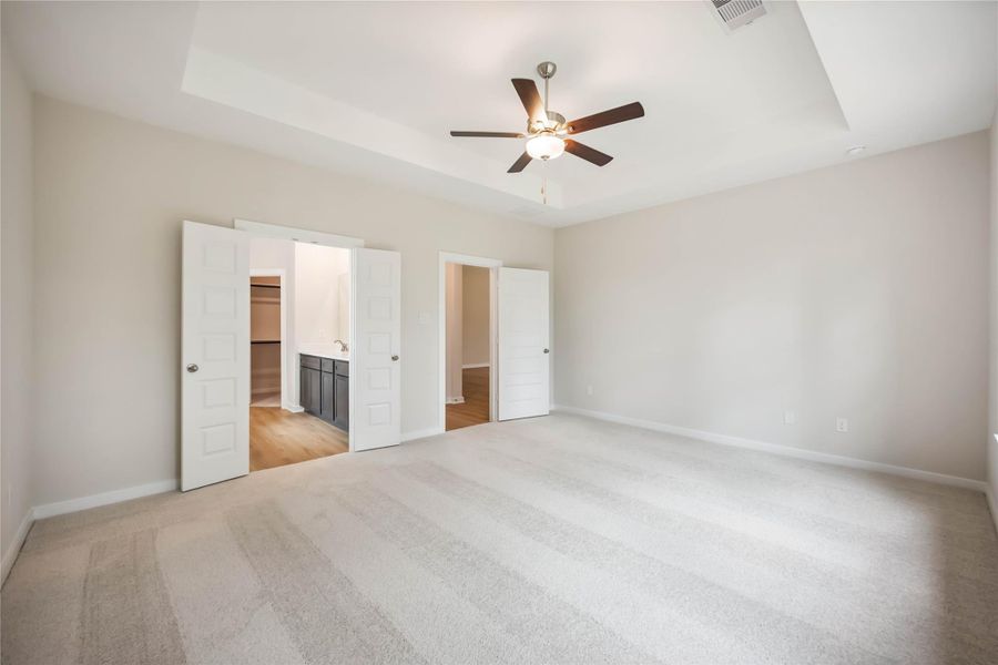 Spacious, unfurnished interior of a new home in Deer Pines, Conroe (Image 22).