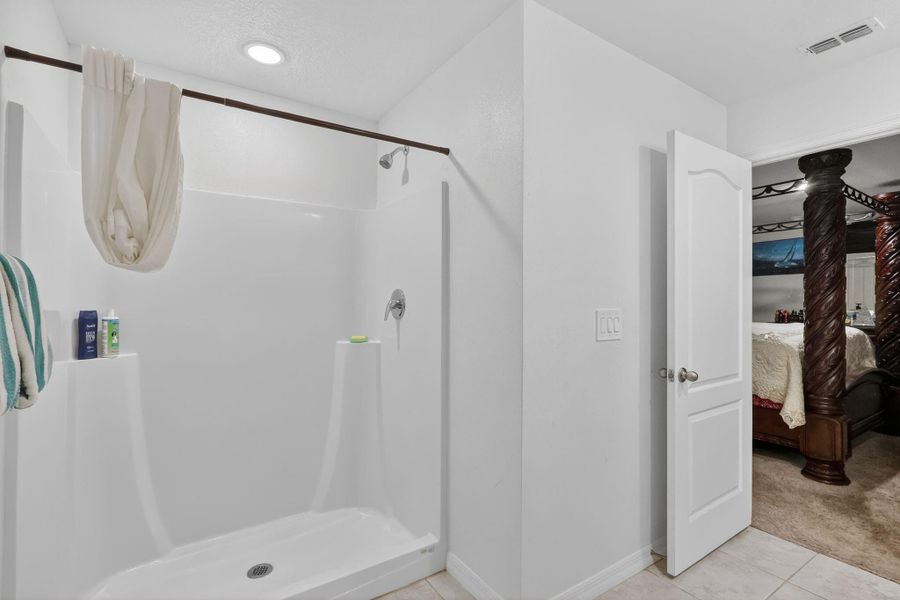 Furnished interior view inside a new home in , Fort Pierce (Image 7).