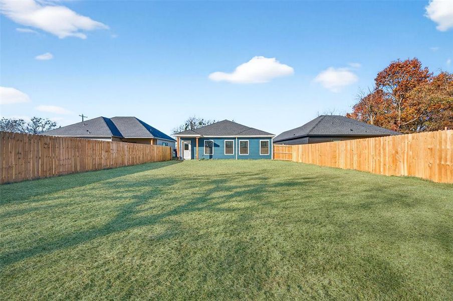 Exterior details and patio area of a home in , Whitesboro (Image 3).