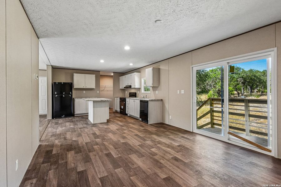 Spacious, unfurnished interior of a new home in , Hondo (Image 39).