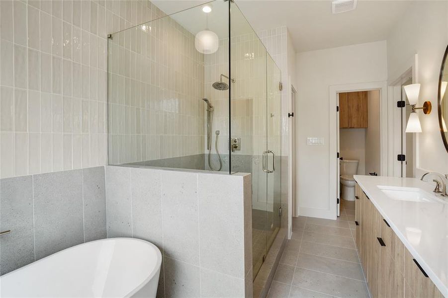 Furnished interior view inside a new home in , Dallas (Image 16).