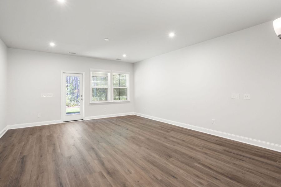 Spacious, unfurnished interior of a new home in Waterways, Richmond Hill (Image 15).